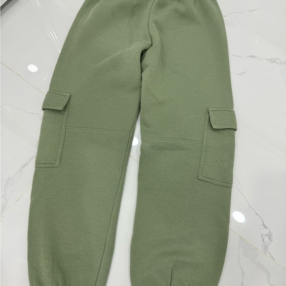 Zara girls 13-14 cargo sweatpants.
Worn once
Perfect conditions - Picture 1 of 3